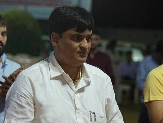 સુરત: તાજેતરમાં યોજાયેલી વિધાનસભાની ચૂંટણી દરમિયાન પક્ષ વિરોધ પ્રવૃતિ કરનાર સુરત જિલ્લા પંચાયતના સભ્ય દર્શન નાયકને સસ્પેન્ડ કરી દેવામાં આવ્યા છે. વર્ષ 2015માં ગ્રામ્યકક્ષાની ચૂંટણી સમયે પણ બરતરફ કરવામાં આવ્યા હતાં. જોકે ત્યારબાદ તેમને ફરી પક્ષમાં લેવાનો નિર્ણય કરાયો હતો. 