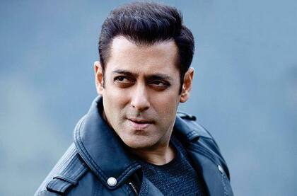 સલમાન ખાને તેના માતાપિતાના લગ્ન અંગે વાત કરતા જણાવ્યું કે, મારા પિતાના લગ્નમાં 180 રૂપિયાનો ખર્ચ થયો હતો. ઓછી આવક છતાં મારા પિતાએ અમે પાંચ ભાઇ-બહેનોનો સારી રીતે ઉછેર કર્યો હતો. 