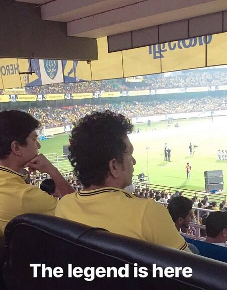 પ્રિયાએ પોતાના ટ્વીટર એકાઉંટર સચિનની એક તસવીર શેર કરી છે જેમાં તે ઈન્ડિયન સુપર લીગના કેરેલા અને ચેન્નઈ વચ્ચેની મેચનો આનંદ ઉઠાવી રહી છે. પ્રિયાએ તસવીરને શેર કરતા લખ્યું છે કે લિજેંડ ઈઝ હિયર. 