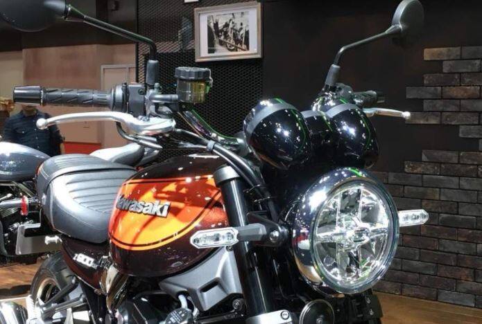 Z900RSમાં લિક્વિજ-કૂલ્ડ, ફોર સિલિન્ડર, ઇન લાઇન 948cc ડિસ્પ્લેમેન્ટ એન્જિન આપવામાં આવ્યું છે. જે 8500 rpm પર 111hpનો મેક્સિમમ પાવર અને 6500 rpm પર 98.5Nmનો પિક ટોર્ક પેદા કરશે.