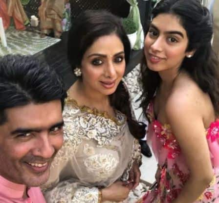 PHOTOS: શ્રીદેવીની અંતિમ સેલ્ફી, લગ્નમાં દીકરી સાથે કરાવી હતી ક્લિક PHOTOS: શ્રીદેવીની અંતિમ સેલ્ફી, લગ્નમાં દીકરી સાથે કરાવી હતી ક્લિક