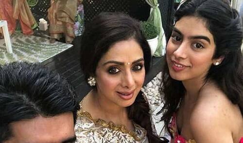 અંતિમ સંસ્કાર માટે શ્રીદેવીન પાર્થિવ દેહને મુંબઈ લાવવામાં આવી રહ્યો છે. મુંબઈના અંધેરીમાં તેના ઘરની બહાર પણ ચાહકોની ભીડ જામી છે. 