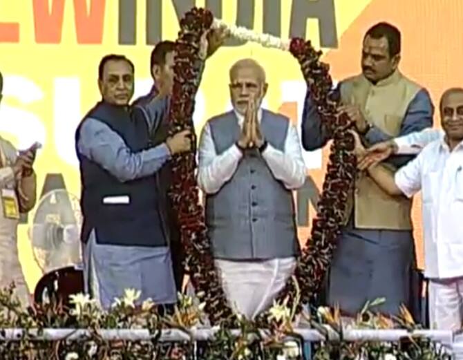 નાઈટ મેરેથોનમાં વડાપ્રધાન નરેન્દ્ર મોદીની હાજરીમાં યોજાનારી હોવાથી શહેરમાં રોશનીથી સજાવટ કરવામાં આવી હતી. કારગિલ સર્કલને લાઇટિંગથી સુંદર રીતે શણગારવામાં આવ્યું છે. સાથે જ મોટી મોટી એલસીડી મુકવામાં આવી છે. સર્કલ પર પણ રન ફોર ઈન્ડિયાના બેનર લગાવી દેવામાં આવ્યાં છે.