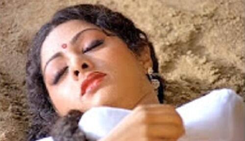 મુંબઈ: બોલીવુડની જાણીતી અભીનેત્રી શ્રીદેવીનું 54 વર્ષની વયે હાર્ટ અટેકથી નિધન થયું છે. શ્રીદેવી તેમના પતિ બોની કપુર અને દિકરી ખુશી સાથે દુબઈ એક લગ્ન પ્રસંગમાં હાજરી આપવા ગયા હતાં. જ્યાં તેમને હાર્ટ અટેક આવતા તેમની તબિયત અચાનક લથડી પડી હતી અને તેમનું નિધન થયું હતું. અચાનક શ્રીદેવીના નિધનથી બોલિવુડ જગતમાં શોકની લાગણી ફેલાઇ ગઈ છે. શ્રીદેવીનું નિધન દુબઈથી 120 કિલોમીટર દૂર રાસ અલ ખૈલામાં થયું હતું. તેના પાર્થિવ દેહને રાસ અલ ખૈમાથી પહેલા દુબઈ લાવવામાં આવશે, ત્યાર બાદ મુંબઈ લાવવામાં આવશે.