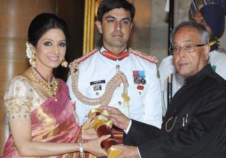 મુંબઈઃ પદ્મશ્રીથી નવાજવામાં આવેલી બોલીવુડ એક્ટ્રેસ શ્રીદેવીનું આજે વહેલી સવારે દુબઈમાં હાર્ટ અટેકના કારણે અવસાન થયું છે. શ્રીદેવી તેની પાછળ આશરે 250 કરોડ રૂપિયાની સંપત્તિ છોડતી ગઈ છે.