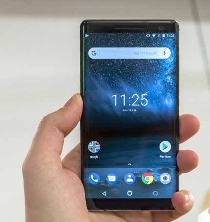Nokia 7 Plusની ખાસિયત આમાં આપવામાં આવેલા કેમેરા પણ છે, આમાં ડ્યૂલ રિયર કેમેરા આપવામાં આવ્યા છે. એક લેન્સ 12 મેગાપિક્સલનનો વાઇડ એન્ગલ છે જેનું અપર્ચર f/1.75 જ્યારે બીજો 13 મેગાપિક્સલનો છે, જેનું અપર્ચર f/2.6 છે. સેલ્ફી માટે આમાં 16 મેગાપિક્સલનો ફ્રન્ટ કેમેરા આપવામાં આવ્યો છે જેનું અપર્ચર f/2.0 છે. આ કેમેરામાં Zeiss ઓપ્ટિક્સ આપવામાં આવ્યું છે જે કંપની પહેલા પણ પોતાના મોબાઇલ ફોનમાં આપતી હતી. 