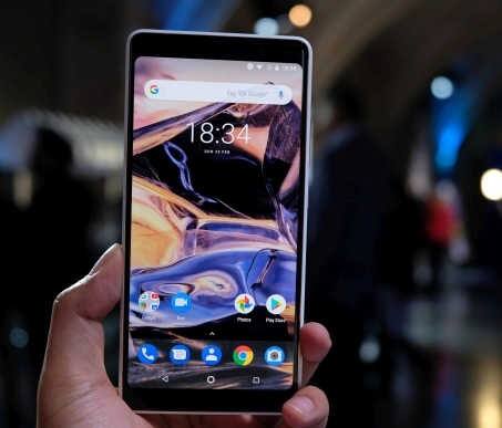 Nokia 7 Plusમાં કનેક્ટિવિટી માટે ડ્યૂલ સિમ સપોર્ટની સાથે માઇક્રો એસડી સ્લૉટ આપવામાં આવ્યો છે, આની ઇન્ટરનલ મેમરી 64GB આપવામાં આવી છે. માઇક્રો એસડી કાર્ડ દ્વારા આને વધારીને 256GB સુધી કરી શકાય છે.