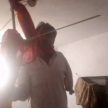 આપઘાત પહેલા એક હાથે અપંગ વિપુલે પોતાના મોબાઇલમાં એખ વીડિયો ઉતાર્યો હતો. જેમાં વિપુલ પત્ની સોનલના પરપુરુષ સાથેના આડાસંબંધ હોવાનું કહેતો હતો, વિપુલે વીડિયોમાં જણાવ્યું હતું કે, તેના આપઘાત માટે સોનલ અને તેનો પ્રેમી જવાબદાર છે અને એ બંને સામે કાર્યવાહી થાય તેવી તેણે માગ કરી હતી. 