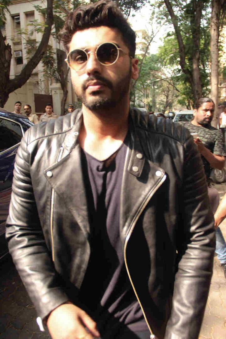 ઉલ્લેખનીય છે કે, અર્જૂન કપૂરના રિલેશન વિશે કહેવામાં આવતું હતું કે, તે શ્રીદેવીને પોતાની માતા અને જ્હાનવીને પોતાની બહેન નથી ગણતો. જોકે આ અંગે અર્જૂન કપૂરે એક ટીવી શૉમાં ખુલાસો કર્યો હતો કે અમારા બધાની વચ્ચે સંબંધો બહુ સારા-સૌહાર્દપૂર્ણ છે, હું મારા પિતાની લાઇફમાં રહેતા દરેક વ્યક્તિને રિસ્પેક્ટ આપું છે, અને મારા પિતા પણ આ અપેક્ષા રાખે છે. 