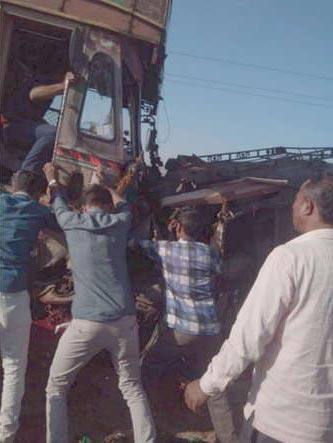 રેતી ભરવા જતી ટ્રક અને જીપ સામસામે અથડાતાં ઘટનાસ્થળે જ 3નાં મોત નીપજ્યા હતા. જ્યારે ખેડબ્રહ્મા ખાતે 3નાં મોત થયા હોવાનું જાણવા મળે છે. આ અકસ્માતમાં લસુબેન ઉદાભાઈ ભગોરા (ઉ.વ. 20), કરણભાઈ વરતાભાઈ લીંબડ (ઉ.વ. 15), શાંતાબેન દુદાભાઈ ભગોરા (ઉ.વ. 15) અન્ય ત્રણ મૃતકોના નામ હજુ સુધી જાણવા મળ્યા નથી. 