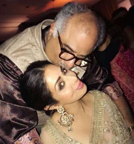 શ્રીદેવીનું નિધન થયું તેની પહેલી તસવીર(થંભ તસવીર) સામે આવી છે? જે પોસ્ટ મોર્ટમ દરમિયાન ક્લિક કરવામાં આવી હતી. જોકે શ્રીદેવીનો આ તસવીર સોશિયલ મીડિયા વાયરલ થઈ છે. વાયરલ થયેલી શ્રીદેવીની આ તસવીર અંગે હજુ સુધી કોઈ પણ જાતની પૃષ્ટિ કરવામાં આવી નથી. 