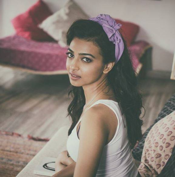 મુંબઈઃ બોલીવુડ એક્ટ્રેસ રાધિકા આપ્ટે ફરી એક વખત સમાચારમાં છે, પરંતુ આ વખતે તેની ચર્ચાનું કારણ ફિલ્મ નહીં પરંતુ એક તસવીર છે. ફિલ્મ પેડમેનમાં તેના રોલ દ્વારા પ્રશંસા મેળવનારી અભિનેત્રી તેની એક તસવીરને લઇ સોશિયલ મીડિયા પર ટ્રોલ થઈ છે.