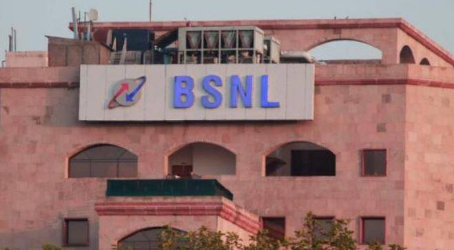 નવી દિલ્હીઃ ભારત સંચાર નિગમ લિમિટેડ (BSNL) દ્વારા આજે એક નવો પોસ્ટ પેઇડ પ્લાન લોન્ચ કરવામાં આવ્યો છે. જેમાં અન્ય ટેલીકોમ કંપનીઓની તુલનામાં વધારે ડેટા આપવામાં આવશે. કંપનીએ આ પ્લાનનું નામ ‘ઘર વાપસી’ રાખ્યું છે. ગ્રાહક આ પ્લાનનો ફાયદો 1 માર્ચ 2018થી લઈ શકશે.