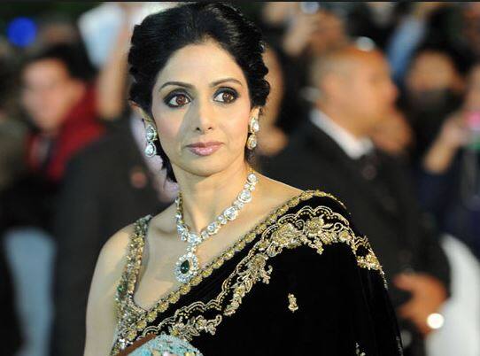 બોલીવુડની પ્રથમ મહિલા સુપરસ્ટાર એક્ટ્રેસના દુબઈમાં થયેલા નિધન બાદ સોમવારે તેનો પોસ્ટ મોર્ટમ રિપોર્ટ સામે આવ્યો હતો. જે મુજબ શ્રીદેવી સાથે આ દુર્ઘટના થઈ તે સમયે તેણે શરાબનું સેવન કર્યું હતું અને નશામાં હોવાના કારણે તેને ચક્કર આવ્યા અને બેલેન્સ ગુમાવીને તે બાથટબમાં પડી ગઈ હતી.