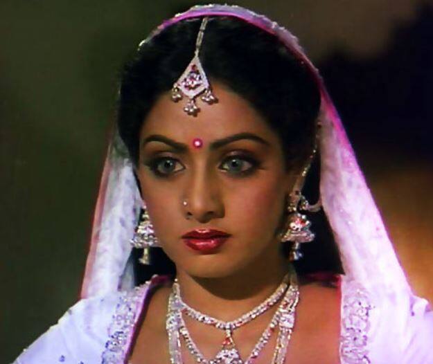 બોલીવુડની પ્રથમ મહિલા સુપરસ્ટાર એક્ટ્રેસના દુબઈમાં થયેલા નિધન બાદ સોમવારે તેનો પોસ્ટ મોર્ટમ રિપોર્ટ સામે આવ્યો હતો. જે મુજબ શ્રીદેવી સાથે આ દુર્ઘટના થઈ તે સમયે તેણે શરાબનું સેવન કર્યું હતું અને નશામાં હોવાના કારણે તેને ચક્કર આવ્યા અને બેલેન્સ ગુમાવીને તે બાથટબમાં પડી ગઈ હતી.