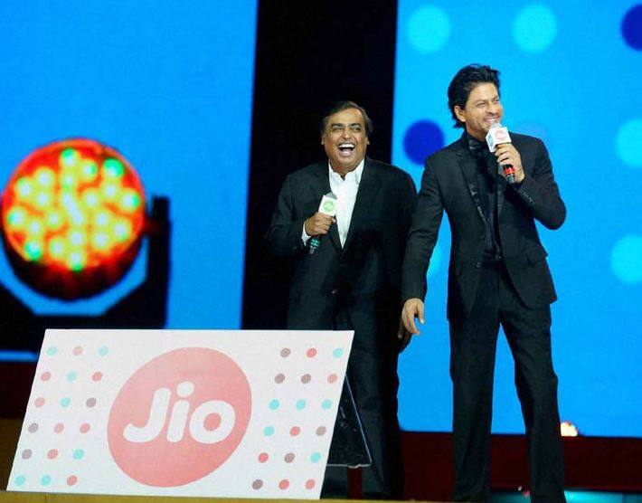 બાર્સિલોનાઃ રિલાયન્સ જિયો ઇન્ફોકોમને સિસ્કોની સાથે મોબાઇલ વર્લ્ડ કોંગ્રેસ (MWC)માં પ્રતિષ્ઠિત ગ્લોબલ મોબાઇલ (GloMo) અવોર્ડ્સ 2018થી નવાજવામં આવી છે. આ એવોર્ડ બેસ્ટ મોબાઇલ ઓપરેટર સર્વિસ ફોર કન્ઝ્યૂમર માટે આપવામાં આવે છે. આ ઉપરાંત કંપનીની જિયોટિવ એપે બેસ્ટ મોબાઇલ વીડિયો કન્ટેન્ટનો એવોર્ડ જીત્યો.