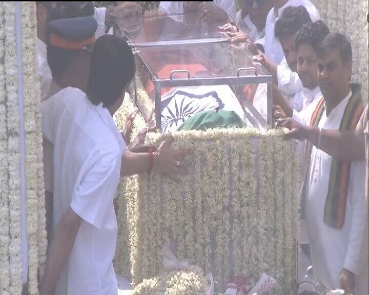 મુંબઈઃ બૉલીવુડની એક્ટ્રેસ શ્રીદેવીની અંતિમ વિધિ પૂર્ણ થઇ ચૂકી છે, શ્રીદેવીનો દેહ પંચમહાભૂતોમાં વિલિન થઇ ગયો છે. અંતિમ વિધિમાં તમિલનાડુથી પંડિતને બોલાવવામાં આવ્યા અને દક્ષિણ ભારતીય રીવાજ અનુસાર શ્રીદેવીના અંતિમ સંસ્કાર કરવામાં આવ્યો હતો. સફેદ ફુલોથી સજાયેલા ટ્રકમાં બોની કપૂર, અર્જુન કપૂર, સંજય કપૂર સહિત આખો પરિવાર હાજર છે. ટ્રક પાછળ કેટલાક બોલિવૂડ સ્ટાર અને હજારો લોકોની ભીડ છે. શ્રીદેવીનો પાર્થિવ દેહ તિરંગામાં લપેટાયેલો છે. અનિલ અંબાણી, શાહરૂખ ખાન, સતીષ કૌશિક સહિતના સેલેબ્સ પણ અંતિમ યાત્રામાં જોડાયા છે.