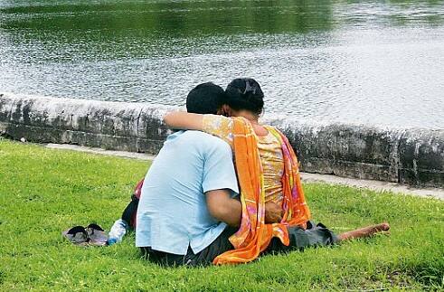 આ સંદર્ભે મંગળવારે સવારે પોલીસે વોચ રાખી સામરવરણીની 25 વર્ષની યુવતી અને મસાટના 25 વર્ષના યુવકને રંગે હાથ પકડી પાડયા હતા. જોકે આવા બનાવો દાનહના બાગ બગીચાઓમાં ખુલ્લેઆમ આ દ્રશ્ય જોવા મળી રહ્યા છે.