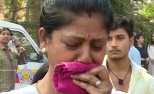 મુંબઈ: સેલેબ્સ સહિત ચાહકોએ શ્રીદેવીના કર્યા અંતિમ દર્શન, ચાહકો ધ્રૂસકે-ધ્રૂસકે રડી પડ્યાં