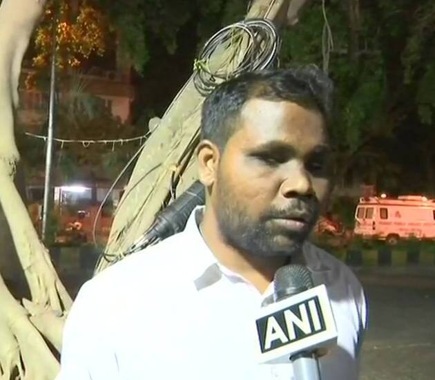 મુંબઈઃ દિવંગત અભિનેત્રી શ્રીદેવીનો પાર્થિવ દેહ સેલિબ્રેશન સ્પોર્ટ્સ ક્લબ ખાતે અંતિમ દર્શનાથે મુકવામાં આવ્યો હતો. શ્રીદેવીના કેટલાક પ્રશસંકો એવા પણ છે જેમણે તેને ક્યારેય જોઇ નથી પરંતુ આ અભિનેત્રીએ તેમને નવી જિંદગી આપી હતી. આવો જ એક વ્યક્તિ છે ઉત્તર પ્રદેશના રહેવાસી જતિન વાલ્મિકી. તેમના ભાઈને બ્રેન ટ્યુમર હતું અને તેના ઓપરેશન માટે શ્રીદેવીને મદદ કરી હતી. તેની આ દરિયાદિલીના કારણે શ્રીદેવીનો ફેન થઈ ગયો હતો.