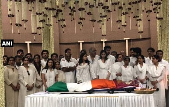 શ્રીદેવીના મૃતદેહને અંતિમ દર્શન માટે મુકવામાં આવ્યો હતો. શ્રીદેવીના અંતિમ દર્શનમાં બોલિવૂડ ઉમટ્યું હતું જ્યારે મુંબઈના સ્થાનિક લોકો સહિતના ચાહકો પણ અંતિમ દર્શન કરવા માટે પહોંચ્યા હતાં. જોકે ઘણાં ચાહકો શ્રીદેવીના અંતિમ દર્શન કરીને ધ્રૂસકે-ધ્રૂસકે રડી પડ્યા હતાં. શ્રીદેવીના અંતિમ સંસ્કાર વિલે પાર્લેના સ્મશાન ઘાટમાં કરવામાં આવશે. શ્રીદેવીના પાર્થિવ દેહના અંતિમ દર્શન કરવા માટે ફિલ્મી સિતારા, ચાહકોની ભારે ભીડ લાગી છે.