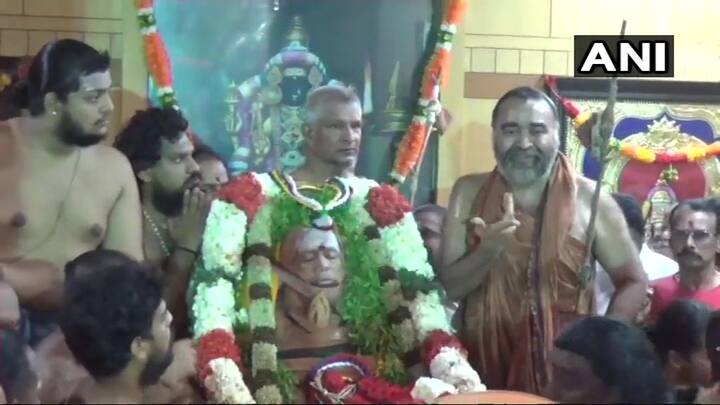 ચેન્નઇઃ કાંચી કામકોટિ પીઠના મઠાધીશ શંકરાચાર્ય જયેન્દ્ર સરસ્વતીને આજે સમાધિ આપવામાં આવી હતી. અત્યાર સુધીમાં એક લાખથી વધુ લોકો તેમના પાર્થિવ દેહના અંતિમ દર્શન કરી ચૂક્યા છે. તમિલનાડુના ગવર્નર બનવારીલાલ પુરોહિતે શંકરાચાર્યના અંતિમ દર્શન કરી તેમને શ્રદ્ધાંજલિ પાઠવી હતી. વડાપ્રધાન મોદી તેમના અંતિમ સંસ્કારમાં સામેલ નહીં થઈ શકે, પરંતુ તેમના વતી કેન્દ્રીય મંત્રી સદાનંદ ગૌડા હાજર રહ્યા હતા.