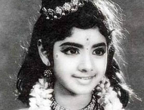 1967: શ્રીદેવી જ્યારે 4 વર્ષની ઉંમરમાં જ્યારે પોતાની કેરિયરની પહેલી ફિલ્મ થૂનાઇવાનમાં દેખાઇ, ત્યારે આવી દેખાતી હતી. આ તામિલ ફિલ્મ હતી. 
