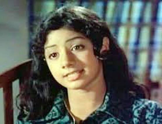 1975: એડલ્ટ એક્ટર તરીકે પોતાની ડેબ્યૂ ફિલ્મ જુલીમાં શ્રીદેવી, તે સમયે 12 વર્ષની હતી. 
