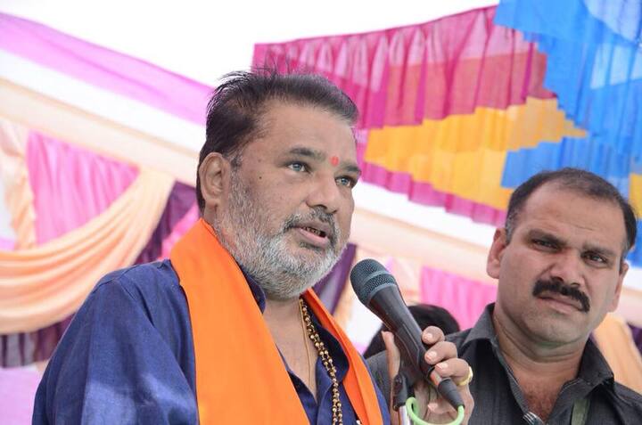 અમદાવાદઃ ગુજરાતના રાજ્ય કક્ષાના મંત્રી અને કોળી નેતા મંત્રી પરષોતમ સોલંકીની તબિયત ફરી એક વખત બગડી છે. બ્લડસુગર વધી જવાના કારણે તેમને અમદાવાદની ઝાયડસ હોસ્પિટલમાં દાખલ કરવામાં આવ્યા છે. આ અગાઉ પણ તેમની તબિયત બગડતાં હોસ્પિટલમાં દાખલ કરવામાં આવ્યા હતા.