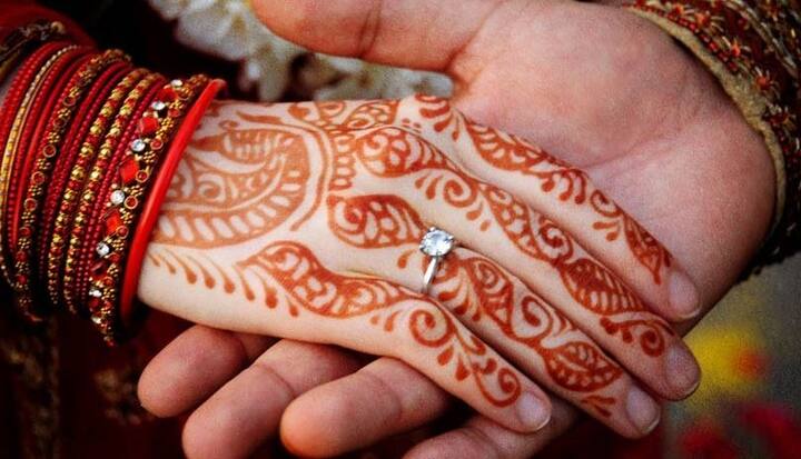 દુબઈઃ બે પત્ની રાખવી મોટાભાગના દેશોમાં ભલે યોગ્ય માનવામાં આવતું ન હોય પરંતુ દુનિયામાં એક દેશ એવો પણ છે જ્યાં આ પ્રકારના લગ્નો માટે પ્રોત્સાહન આપવામાં આવી રહ્યું છે. સંયુક્ત અરબ અમીરાત (UAE) પણ આવો જ એક દેશ છે, જ્યાંની સરકારે બે પત્ની રાખનારા લોકોને વધારાનું મકાન ભથ્થું આપવાની જાહેરાત કરી છે.