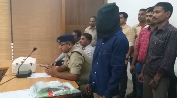 ચલણી નોટ આરોપી સુનમનભાઈ રમતાભાઈ ગામીત તેના મિત્ર સહ આરોપી ગણેશ ગીબીયાભાઈ ગામીત વિપુલ સોમાભાઈ ગામીતની સાથે પોતાના ઘરે ભેગા મળીને નકલી નોટ છાપતાં હતાં. પોલીસે તેના ઘરમાંથી તપાસ કરતાં સ્કેનર પ્રિન્ટર કાતર નંગ 2 તથા ચલણી નોટ મળી આવી હતી.