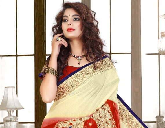 એટલું જ નહીં, લગ્નની લાલચ આપીને બધી મર્યાદાઓ ઓળંગી ગયા પછી સમય આવતા રંગ બદલવા માંડ્યો હતો. જેને કારણે બંને વચ્ચે ઝઘડા થવા લાગ્યા હતા. 5 જાન્યુઆરીની વહેલી સવારે આપઘાત પહેલાં પણ સીમાનો ફોન મોડી રાત સુધી ચાલું જ હતો. ચોક્કસ સીમા કાપડના વેપારી પુત્ર સાથે વાતચીત કરતી હતી. એવી તો શું વાત થઇ કે સીમાએ આપધાત કરી લેવા મજબુર બનવું પડ્યું હતું. વેપારી પુત્રએ સીમાની બહેનને આપઘાતના આગલા દિવસે ફોન કરી તેની બહેનને સમજાવવા જણાવ્યું હતું. જેથી તેની બહેને સીમાને ફોન કરતાં સીમાએ પોતાની વ્યથા વ્યક્ત કરી હતી અને તે જુઠ્ઠુ બોલતો હોવાનું જણાવ્યું હતું. એટલું જ નહીં મારી સાથે લગ્ન કરવાની વાતથી ફરી ગયો છે. તેમજ મારા ઘરની નીચે આવીને બુમાબુમ કરે છે મન થાય ત્યારે ઘરે આવી જાય છે, તેમ સીમાએ કહ્યું હતું. 