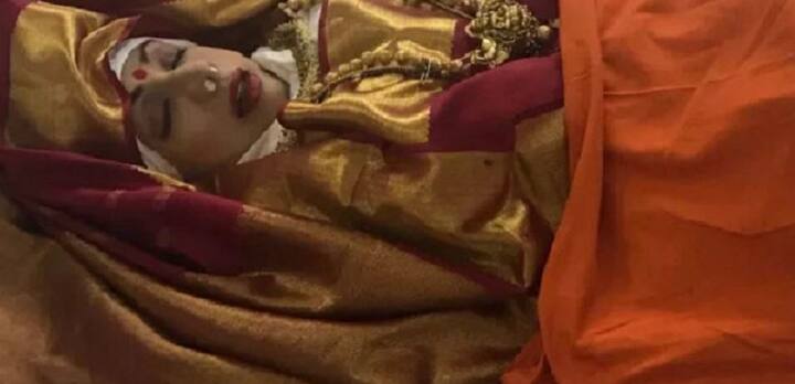  મુંબઈઃ બોલીવુડની પ્રથમ સુપર સ્ટાર રૂપ કી રાની ચાંદનીને બુધવારે અંતિમ વિદાય આપવામાં આવી હતી. શ્રીદેવીએ ફિલ્મોમાં પોતાના લુકને લઈને ચાહકોમાં લોકપ્રિય બની છે. બોલિવૂડની ખુબસુરત અભિનેત્રી શ્રીદેવીની સુંદરતાનાં બધા લોકો દિવાના હતા. શ્રીદેવીનો પાર્થિવ દેહને લાલ સાડી, મોટો ચાંદલો, મંગળસૂત્ર અને લિપસ્ટિકથી દુલ્હનની જેમ સજાવી અંતિમ વિદાય આપવામાં આવી હતી. અંતિમ વિદાય વખતે શ્રીદેવીના પાર્થિવ દેહનો મેક અપ સેલિબ્રિટી મેક-અપ આર્ટીસ્ટ રાજેશ પાટિલે કર્યો હતો.