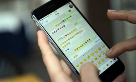 આ ઉપરાંત બીજીવાત એ છે કે જો તમે વૉટ્સએપ અને ઇન્સ્ટાગ્રામ બન્નેનો ઉપયોગ કરો છો તો ફેસબુક તમારા માટે એક ખાસ ફિચર રિલીઝ કરી શકે છે. આ ફિચર ખાસ કરીને ઇન્સ્ટાગ્રામ લવર્સને ખુબ પસંદ આવશે. રિપોર્ટ્સ અનુસાર કંપની એક નવા ફિચરનું ટેસ્ટિંગ કરી રહી છે, જેનાથી ઇન્સ્ટાગ્રામ યૂઝર્સ પોતાની ઇન્સ્ટા સ્ટૉરીઝને ડાયરેક્ટ વૉટ્સએપ પર વૉટ્સએપ સ્ટેટસના રૂપમાં શેર કરી શકશે.