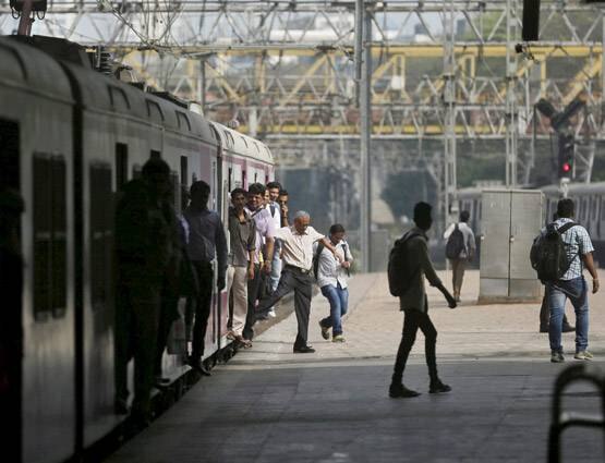 western-railway-suburban-trains-in-mumbai-get-lcd-tvs-to-beam-infotainment Mumbai Trains Update: ট্রেনে LCD টিভি, আরও সুখকর হবে যাত্রা