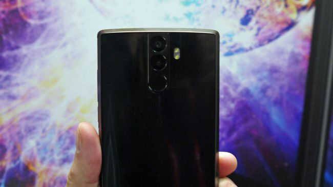આવા છે 16000mAh બેટરી વાળા ફોનના ફિચર્સઃ- આ ફોનમાં 5.99 ઇંચની એચડી ડિસ્પ્લે આપી છે. ફોનમાં ચાર કેમેરા સેટઅપ આપવામાં આવ્યા છે. ફોટોગ્રાફી માટે ડ્યૂલ રિયર કેમેરા છે જેનો પ્રાઇમરી કેમેરો 16 મેગાપિક્સલનો અને સેકન્ડરી કેમેરો 13 મેગાપિક્સલનો છે. 