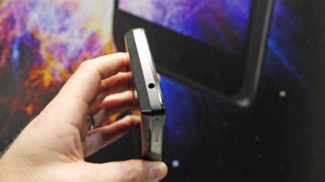 લૉ લાઇટ ફોટોગ્રાફી માટે આ ફોનમાં ડ્યૂલ ટૉન એલઇડી ફ્લેશ આપવામાં આવી છે. રિયર કેમેરા ફેસ ડિટેક્શન ઓટો ફોકસ ફિચરની સાથે આવે છે. સેલ્ફી અને વીડિયો કૉલિંગ માટે પણ ડ્યૂલ કેમેરા છે, જે 13 મેગાપિક્સલના અને 5 મેગાપિક્સલ સેન્સરની સાથે આવે છે.