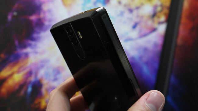 આના ફ્રન્ટમાં પણ એલઇડી ફ્લેશ આપવામાં આવી છે, ફ્રેન્ટ કેમેરામાં કેટલાય ફિલ્ટર્સ અને મૉડ્સ આપ્યા છે. આ ફોનમાં 8 કોર વાળું મીડિયાટેક હીલિયો પી25 પ્રૉસેસર આપવામાં આવી છે. મલ્ટીટાસ્કિંગ માટે આ ફોનમાં 6જીબી રેમ છે જે 128જીબી ઇન્ટરનલ સ્ટૉરેજની સાથે આવે છે. માઇક્રોએસડી કાર્ડનો યૂઝ કરી આ ફોનના સ્ટૉરેજની વધારી શકાય છે. આ ફોન એન્ડ્રોઇડ 8.0 ઓરિયો પર કામ કરે છે.