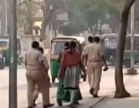 સુરતઃ શહેરના અઠવા પોલીસ સ્ટેશન વિસ્તારમાં નવમાં ધોરણમાં ભણતી 15 વર્ષીય સગીરા પર ચાર મિત્રોએ બળાત્કાર ગુજાર્યાની ઘટના સામે આવતાં સુરતમાં ભારે ચકચાર મચી ગઈ છે. હાલ પરિવાર દ્વારા બળાત્કારની ફરિયાદ કરતાં અઠવા પોલીસે ગુનો નોંધી આરોપીઓની શોધખોળ શરૂ કરી છે. 