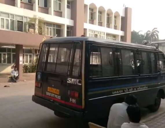 અહીં માતા સાથેની વાતચીતમાં સગીરાએ પોતે પિરીયડમાં ન થતી હોવાનું અને ચાર મિત્રો દ્વારા બળાત્કાર ગુજાર્યો હોવાની વાત કરી હતી. જેથી માતાએ અઠવા પોલીસ સ્ટેશનમાં ફરિયાદ દાખલ કરાવી હતી. પોલીસે ગુનો નોંધી ચારમાંથી ત્રણને પકડી પાડ્યા છે. સગીરા સૌથી પહેલા જેના પરિચયમાં આવી હતી, તે કરણ હજુ ફરાર છે. પોલીસે વિદ્યાર્થિનીને મેડિકલ તપાસ માટે સિવિલ હોસ્પિટલ લઈ આવી છે. 