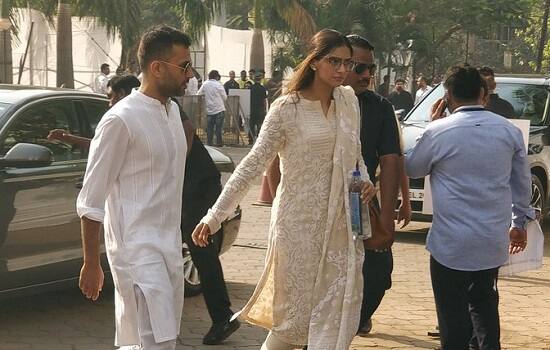 સોનમ કપૂર બોયફ્રેન્ડ સાથે શ્રીદેવીના અંતિમ દર્શન કરવા આવી હતી.