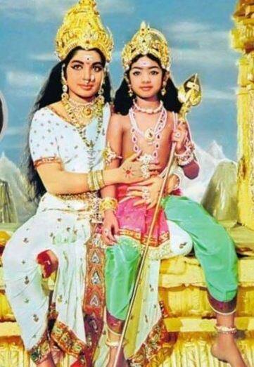 તમિલનાડુના શિવકાશીમાં જન્મેલી શ્રીદેવીની ફિલ્મી કરિયર માત્ર ચાર વર્ષની ઉંમરમાં જ ચાલુ થઈ ગઈ હતી. તેણે પ્રથમ ફિલ્મ તમિલમાં કરી હતી. શ્રીદેવી તમિલ ઉપરાંત તેલુગુ, હિન્દી, મલયાલમ અને કન્નડ ફિલ્મોમાં કામ કરી ચૂકી છે. 2013માં તેને ફિલ્મ ઇન્ડસ્ટ્રીમાં આપેલા યોગાદન બદલ ભારત સરકારે પદ્મશ્રીથી સન્માનિત કરી હતી.