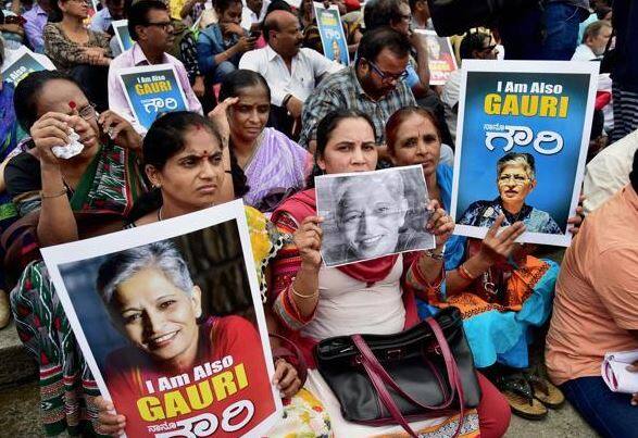 ગત વર્ષે 5 સપ્ટેમ્બરના રોજ વરિષ્ઠ પત્રકાર ગૌરી લંકેશની બેંગલુરુમાં ગોળી મારીને હત્યા કરવામાં આવી હતી. ચાર અજાણ્યા હુમલાખોરોએ રાજ રાજેશ્વરી વિસ્તારમાં આવેલા ગૌરી લંકેશના ઘરની બહાર તેના પર ફાયરિંગ કરીને મોતને ઘાટ ઉતાર્યા હતા.