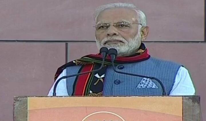  નવી દિલ્લી: ત્રિપુરામાં ભાજપની ઐતિહાસીક જીત બાદ પ્રધાનમંત્રી નરેન્દ્ર મોદીનું દિલ્લીમાં ભાજપના હેડક્વાર્ટર્સમાં સ્વાગત કરવામાં આવ્યું. પીએમ મોદીએ કાર્યકર્તાઓને સંબંધન કર્યા. પીએમ મોદીએ ભાષણ શરૂ કર્યું તે સમયે અઝાન ચાલુ હોવાથી ભાષણ અટકાવ્યું હતું. ત્યારબાદ મોદીએ ભાજપના કાર્યકર્તાઓ જે શહીદ થયા તેમને શ્રદ્ધાંજલિ આપવા માટે 2 મિનિટનું મૌન રાખ્યું હતું. 