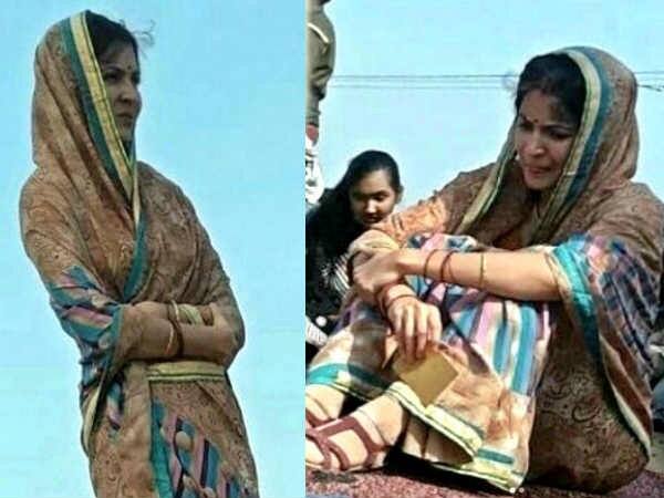 આ તસ્વીર અનુષ્કાની આગામી ફિલ્મ ‘સુઈ ઘાગા’ના સેટ પરથી સામે આવી છે. દેસી લુકમાં અનુષ્કાની તસવીરો સોશલ મીડિયા પર ખુબ વાયરલ થઈ રહી છે. 