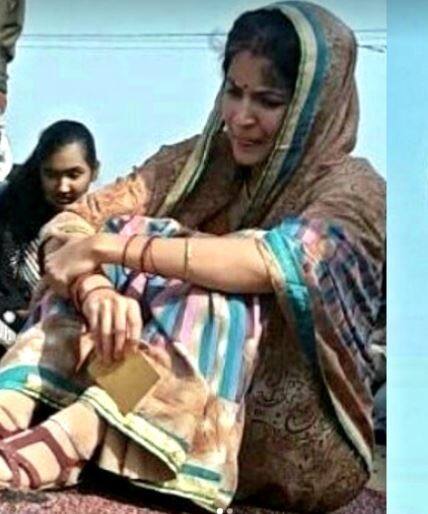 વિરાટ કોહલીની પત્ની અનુષ્કા શર્મા દેસી લુકમાં આવી નજર, તસવીરો થઈ વાયરલ વિરાટ કોહલીની પત્ની અનુષ્કા શર્મા દેસી લુકમાં આવી નજર, તસવીરો થઈ વાયરલ