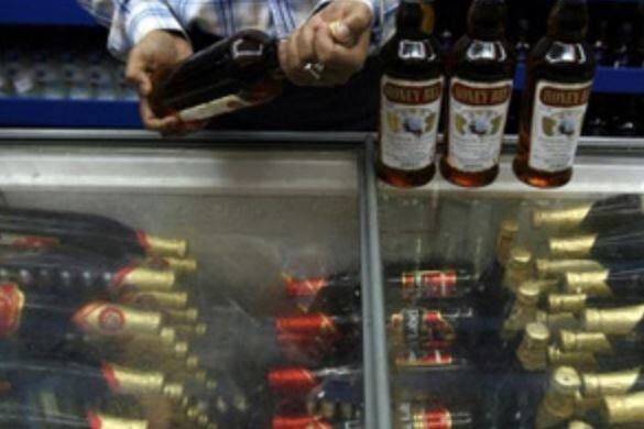 વેડ રોડ પ્રા. શાળાની સામે વિશ્રામનગર સોસાયટીમાં રહેતો અમર ઉર્ફે ચિન્ટુ રજનીકાંત મોદીના ઘરે સ્ટેટ વિજિલન્સે ગત 13મી જાન્યુઆરીએ બપોરે વોચ રાખી હતી. દરમિયાન લાલગેટની હોસંગજી હોરમસજી એન્ડ સન્સ વાઇન શોપમાંથી રૂ. 50 હજારનો બીયર લઈને આવતા બુટલેગરને વિજિલન્સે પકડી પાડ્યો હતો. 