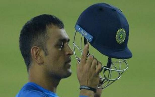  ધોનીની અંદર દેશભક્તિ છલોછલ ભરેલી છે. ધોનીને ઈન્ડિય આર્મીમાં લેફ્ટેનન્ટ કર્નલની માનદ પદવી પણ આપવામાં આવી છે. ધોનીએ ઘણીવાર કહ્યું છે જો તે ક્રિકેટર ના બન્યો હોત તો આર્મીમાં હોત. 