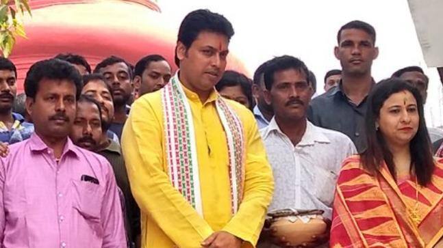 બિપ્લબ દેબ લગભગ સાત વર્ષ સુધી આરએસએસ કાર્યકર્તા તરીકે કામ કર્યું. ઓગસ્ટ 2017માં બિપ્લબ દેબે કોગ્રેસના ધારાસભ્ય સુદીપ રોય બર્મન અને પાંચ ધારાસભ્યોને બીજેપીમાં સામેલ કરાવવામાં મહત્વની ભૂમિકા નિભાવી હતી. બાદમાં તેમને વિધાનસભા ચૂંટણીની જવાબદારી સોંપવામાં આવી. 7 જાન્યુઆરી 2016માં રાજ્યમાં ભાજપની કમાન સોંપાયા બાદ તેમણે ભાજપના ‘ચલો પલટાઈ’ અભિયાન દ્વારા રાજ્યમાં ભાજપનો પ્રચાર કરવામાં મહત્ત્વની ભૂમિકા ભજવી હતી.