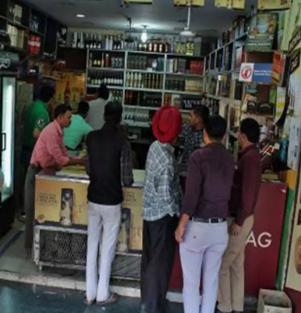 સુરતઃ પરમીટનો દારૂ બારોબાર વેચી મારવાનો મામલે નશાબંધી ખાતા દ્વારા મોટી કાર્યવાહી કરવામાં આવી હતી. નશાબંધી ખાતા દ્વારા મહિલા પીએસઆઈ અલકા હિરપરા અને કોન્સ્ટેબલ જલુ રબારીને નોકરી મુક્ત કર્યા હતા. શહેરના લાલ ગેટની હોસંગજી હોરમસજી એન્ડ સન્સ વાઇન શોપને નશાબંધી વિભાગે થોડા દિવસો અગાઉ સીલ મારી બુટલેગર ચિન્ટુ મોદીના ઘરેથી જપ્ત કરેલો પરમિટના બીયરના બારકોડ નંબરના આધારે નશાબંધી ખાતાએ 18 પરમિટધારકોની પરમિટ રદ કરી નાખી હતી. 
